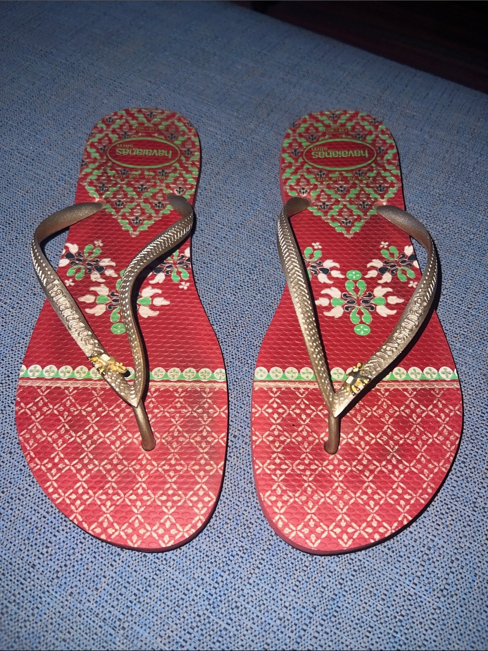 Havaianas Slim Red Printed Flip Flops with Gold Straps and Green Accents sz 9/10